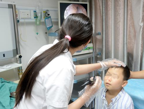 医生为儿童鼻出血患者检查鼻腔