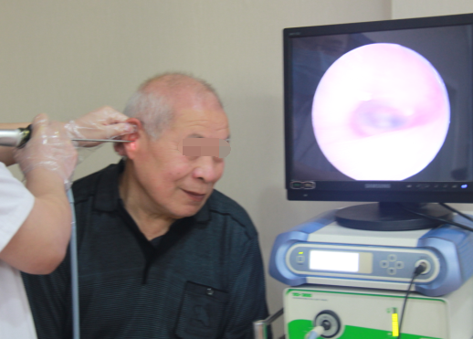 耳聋患者正在检查