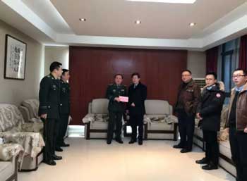军民一家亲，重庆仁品医院院长李红为消防支队送上慰问金
